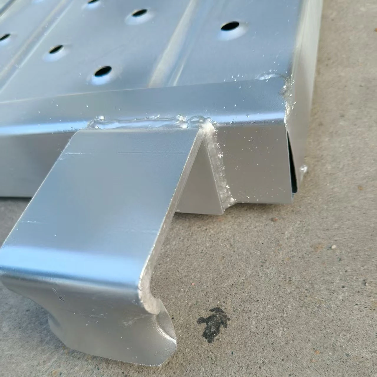 Galvanized scaffold plank connection and formed edge detail