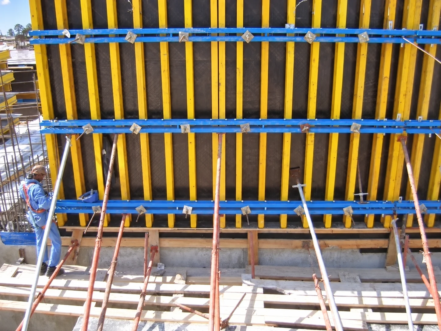Timber girder wall formwork with steel walers