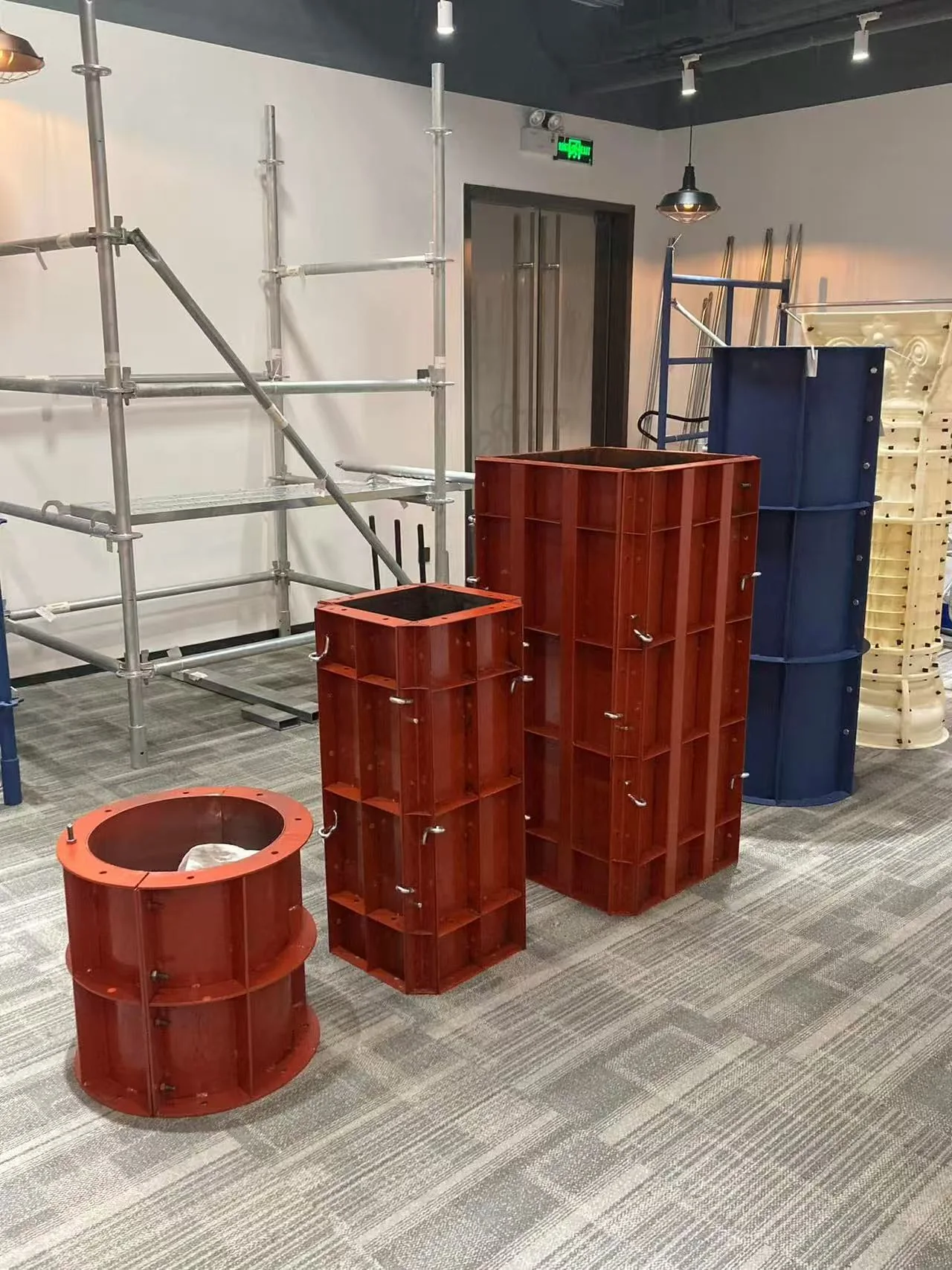 Steel formwork product range including flat panels and circular column forms