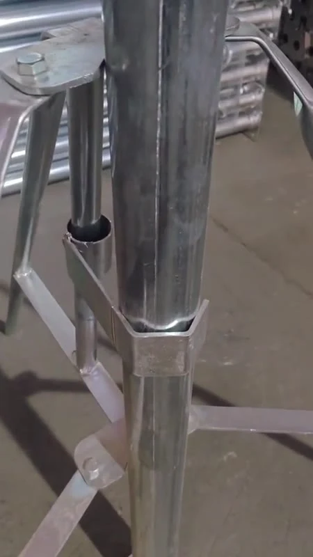 Steel prop and four-way fork-head support arrangement