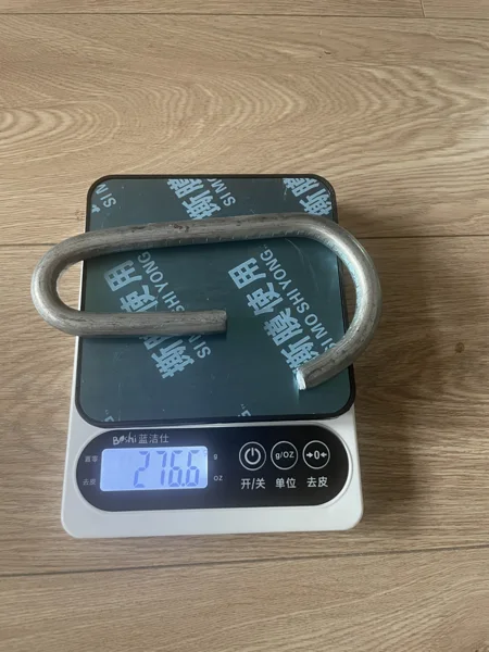Bent retaining pin on a digital scale