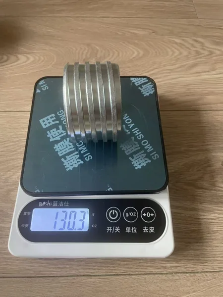 Short threaded collar on a digital scale