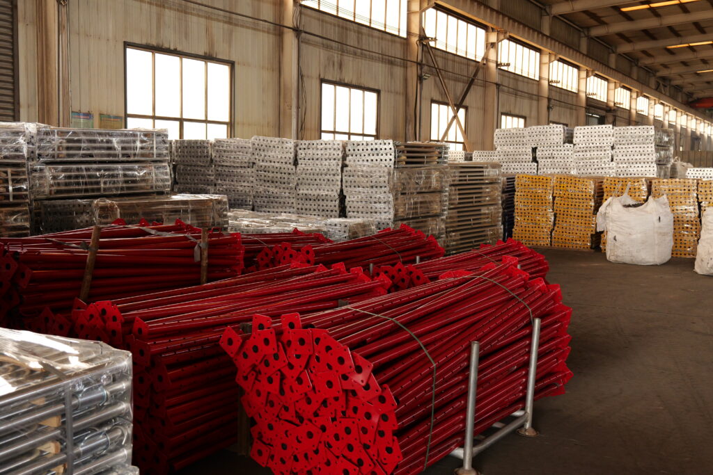 The factory warehouse has a large stock of standard steel supports and locally customized building support systems, ready to be shipped to all parts of the world.
